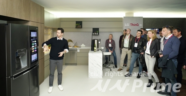 ‘LG 이노페스트 유럽' 참가자들이 ‘LG 홈’에서 프리미엄 제품을 체험하는 모습.ⓒLG전자