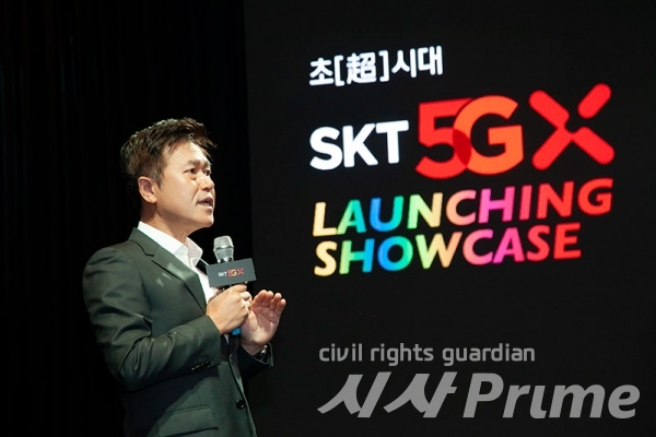 SK텔레콤 박정호 CEO가 '5G 론칭 쇼케이스’에서 5G 상용화를 통한 '초시대' 개막을 선언했다.  ⓒSK텔레콤