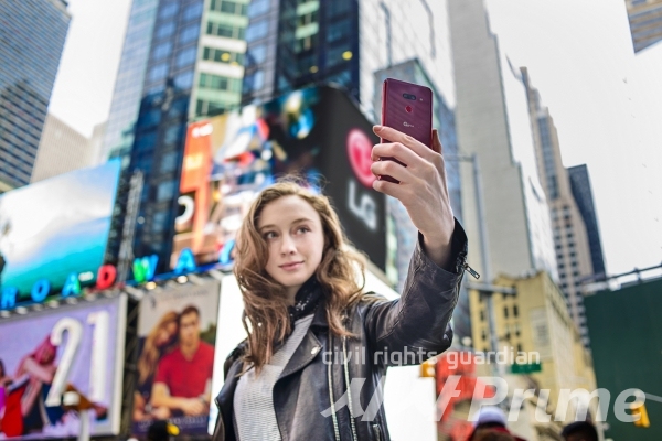 LG G8 ThinQ 북미출시 1: 12일 모델이 미국 뉴욕 타임스퀘어에서 LG G8 ThinQ을 소개하고 있다.  ⓒLG전자