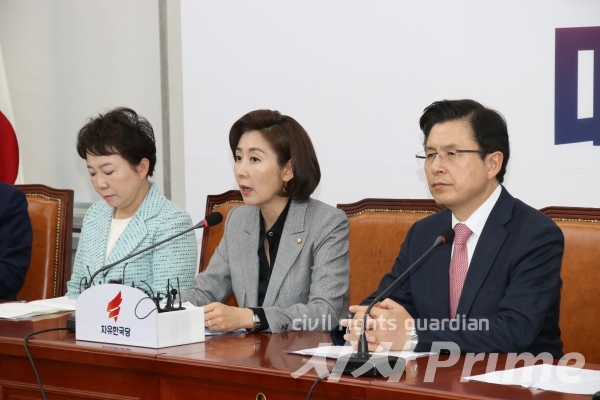 자유한국당 나경원 원내대표가(사진, 가운데)가 모두 발언 하고 있다.  [사진 / 임재현 기자]