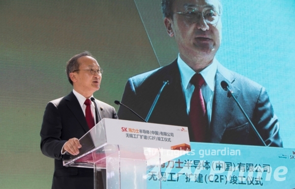 이석희 SK하이닉스 CEO가 4월 18일 중국 우시에서 열린 SK하이닉스 중국 우시 확장팹(C2F) 준공식에서 환영사를 하고 있다.