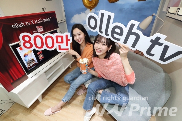 KT 모델들이 올레 tv 800만 가입자 돌파를 축하하며, 국내 미개봉 할리우드 화제작을 가장 먼저 만날 수 있는 서비스 ‘올레 tv 초이스’를 소개하고 있다.  ⓒKT
