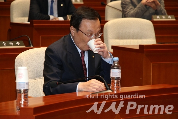 26일 더불어민주당 의원총회에서 이해찬 대표가 물을 마시고 있다. [사진 / 박선진 기자]