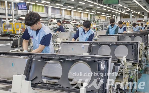 삼성전자 광주사업장에서 직원들이 '무풍에어컨'을 생산하고 있다.  ⓒ삼성전자