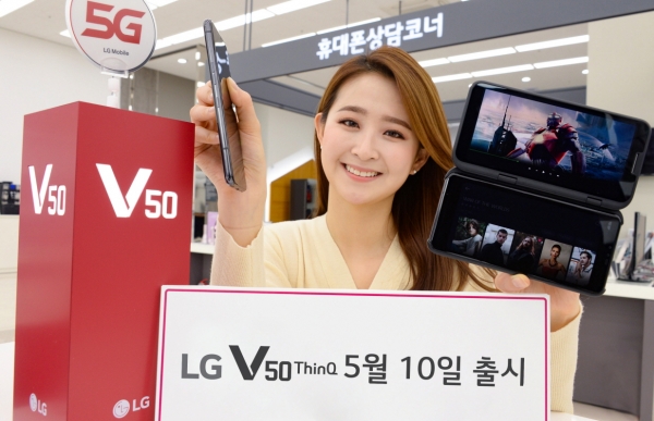 LG전자가 5G 서비스에 대한 고객 만족도를 높이기 위해 잠정 연기했던 5G 스마트폰 LG V50 ThinQ의 국내 출시를 오는 10일로 최종 결정했다. LG전자 모델이 LG V50 ThinQ를 소개하고 있다.  ⓒLG전자