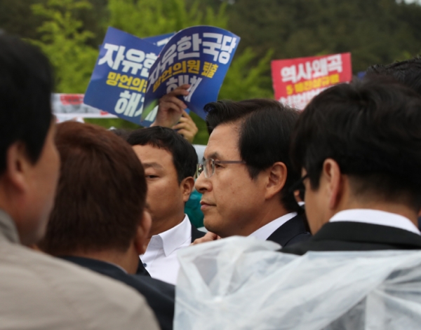 18일 오전 제39주년 5·18 민주화운동 기념식이 열린 광주 국립5·18민주묘지에 방문한 자유한국당 황교안 대표. (국회기자단)