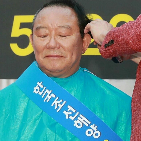 한국조선해양의 울산 존치를 촉구하는 결의의 표현으로 삭발하는 송철호 울산시장.  ⓒ울산시