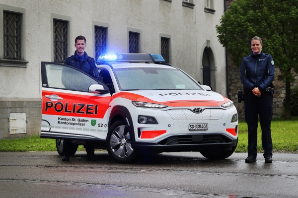 스위스 생 갈렌(St. Gallen) 주 경찰청사 앞에 ‘코나 일렉트릭’ 경찰차가 주차돼 있는 모습.  ⓒ현대차