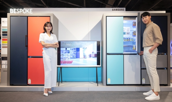 삼성전자 모델이 10일 신세계백화점 강남점 9층에 마련된 '비스포크(BESPOKE) 냉장고 백화점 로드쇼' 행사장에서 삼성전자의 신개념 맞춤형 냉장고 '비스포크'를 소개하고 있다.  ⓒ삼성전자