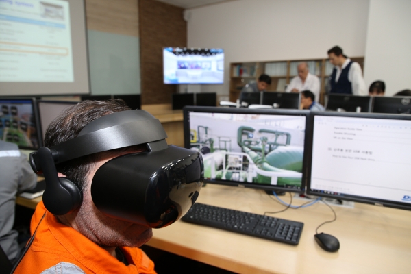 LNG운반선 선원이 VR 선원교육시스템을 체험하고 있다.   ⓒ대우조선해양