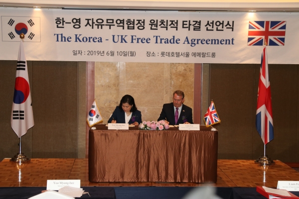 한국과 영국이 한-영 자유무역협정(FTA) 협상의 원칙적 타결을 공식 선언했다. 유명희 통상교섭본부장과 리암 폭스(Liam Fox) 국제통상부 장관이 서명하고 있다.  [사진 / 백다솜 기자]
