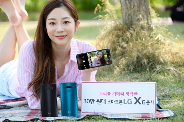 모델이 서울시 여의도에서 LG X6를 소개하고 있다.  ⓒLG전자