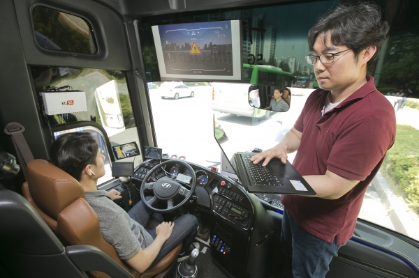 KT가 자율주행 버스를 활용해 서울 강북 지역에서 5G-V2X 기술을 실증하고 있다.  ⓒKT