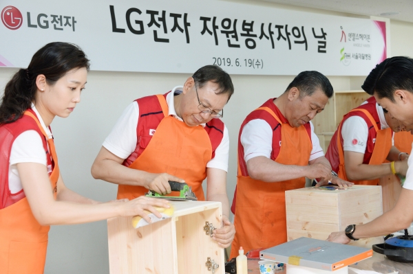 LG전자 대표이사 CEO 조성진 부회장(왼쪽에서 두 번째), 배상호 노조위원장(왼쪽에서 세 번째)이 재활원에 전달할 가구를 만들고 있다.  ⓒLG전자