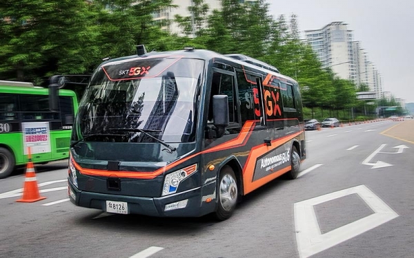 SK텔레콤 5G 자율주행 버스가 서울 상암 DMC 지역을 5G · V2X 융합 자율주행으로 달리는 모습.  ⓒSKT