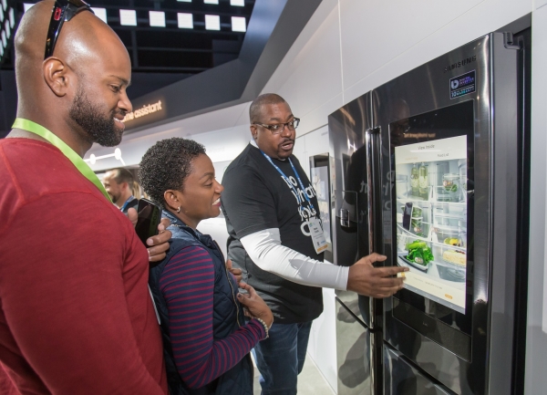 지난 1월 미국 라스베이거스에서 열린 세계최대 전자 전시회 CES2019에서 관람객들이 삼성전자 패밀리허브 냉장고를 살펴보고 있다.  ⓒ삼성전자