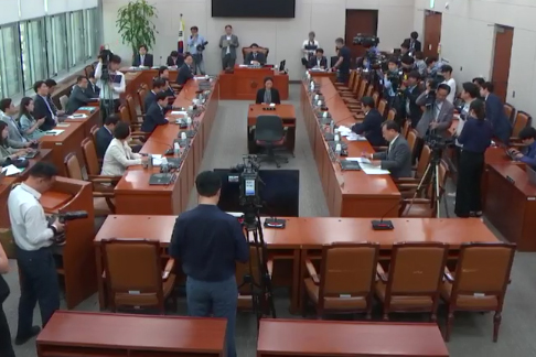 24일 국회 외교통일위원회가 자유한국당 소속 의원들이 불참한 가운데 열리고 있다. (출처:국회 영상회의록 캡처)