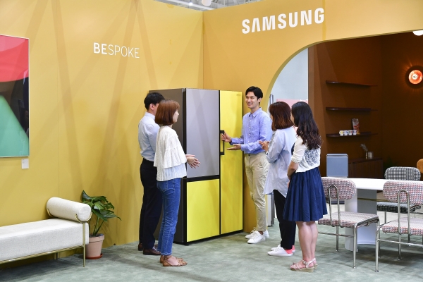 27일 수원컨벤션센터에서 개막한 '2019 수원 홈·테이블데코페어'에 마련된 삼성전자 부스에서 관람객들이 최근 새롭게 출시된 맞춤형 냉장고 '비스포크(BESPOKE)'를 살펴보고 있다.  ⓒ삼성전자