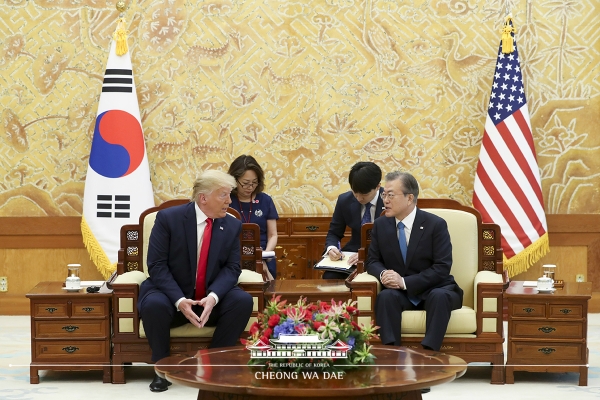 문재인 대통령과 도널드 트럼프 미국 대통령이 30일 청와대에서 열린 한국·미국 소인수 회담에서 대화를 나누고 있다.