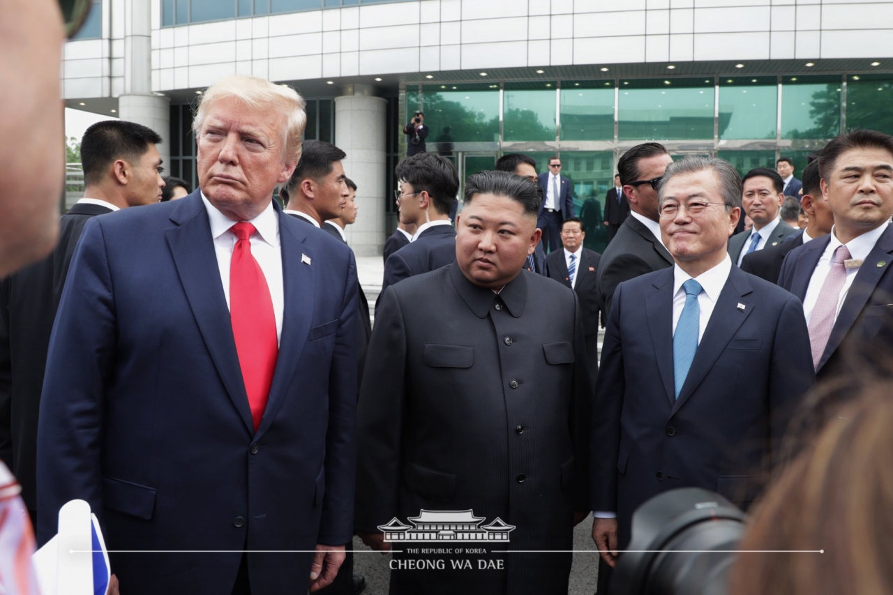 판문점에서 만난 좌측부터 트럼프 美 대통령, 김정은 북한 국무위원장, 문재인 대통령.  ⓒ청와대