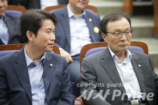 4일 더불어민주당 의원총회에서 함께 앉은 이인영 원내대표와 이해한 대표.  ⓒ국회기자단 박영주 기자