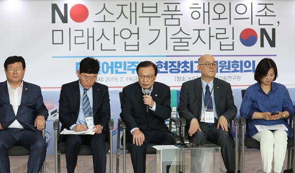 19일 성북구에 위치한 한국과학기술연구원(KIST)을 방문한 더불어민주당 이해찬 대표가 모두발언 하고 있다.  ⓒ민주당
