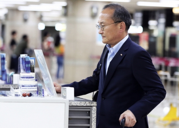 이석희 SK하이닉스 사장이 21일 김포국제공항을 통해 일본으로 출국하고 있다.   ⓒSK하이닉스