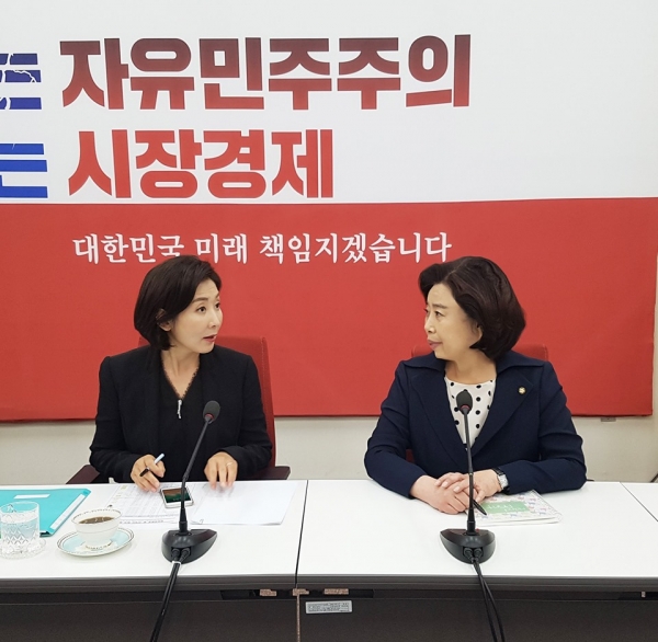 6월 25일 자유한국당 간사단 정책회의에 참석한 나경원 원내대표와 박순자 의원.  ⓒ박순자 의원 페이스북