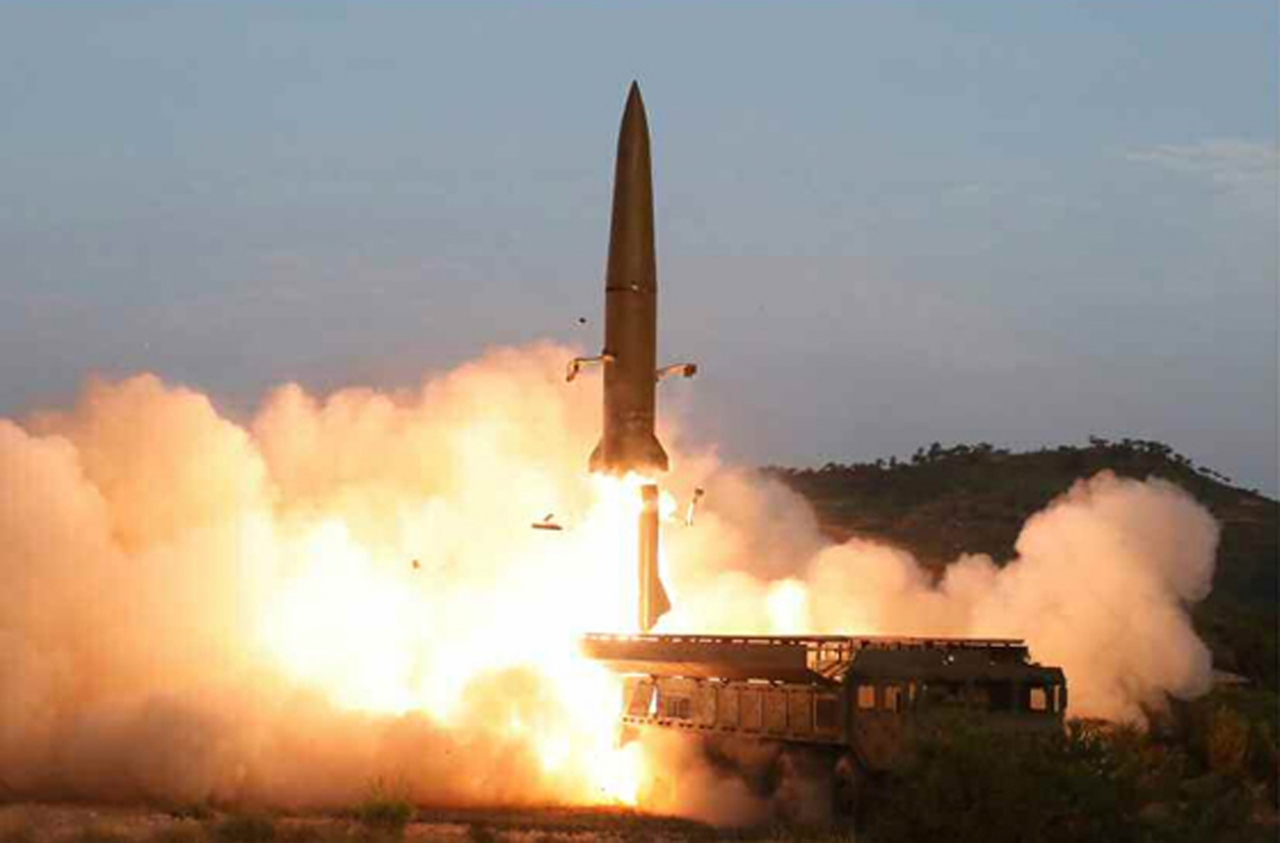 북한 중앙TV가 공개한 지난 25일 이동식 미사일발사차량에서 발사되는 미사일 모습. ⓒ노동신문