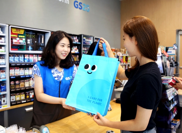 고객이 GS25 매장에서 친환경 대여쇼핑백을 구매하고 있다.  ⓒGS리테일