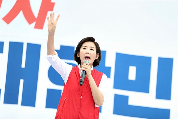 24일 나경원 원내대표가 서울 광화문 광장에서 열린 ‘살리자 대한민국! 文정권 규탄 집회’에서 문재인 정부를 규탄하고 있다.  ⓒ한국당