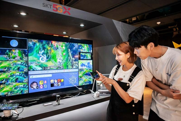 SK텔레콤이 ‘인천 판타지 컨벤션(ifcon) 2019’에서 VR · AR 등 5G 기반 초실감 미디어를 체험할 수 있는 5GX 서비스 체험존’을 운영한다. 사진은 SK텔레콤 ‘5GX 서비스 체험존’에서 모델들이 LCK 멀티뷰 서비스를 시연하고 있다.   ⓒSKT