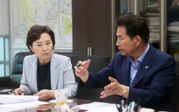 용인시는 백군기 용인시장이 26일 국회 의원회관에서 김현미 국토교통부장관을 만났다고 28일 밝혔다. ⓒ용인시