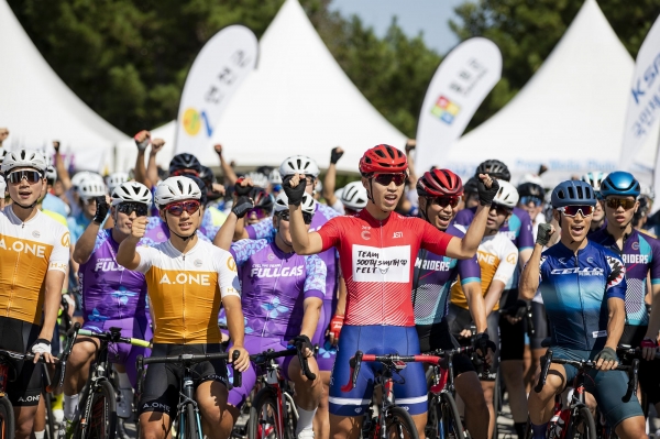‘뚜르 드 디엠지(Tour de DMZ) 2019 국제자전거대회’가 30일 개막식을 시작으로 다음달 3일까지 비무장지대(DMZ)와 접경지역 일원에서 펼쳐진다. ⓒ경기도청