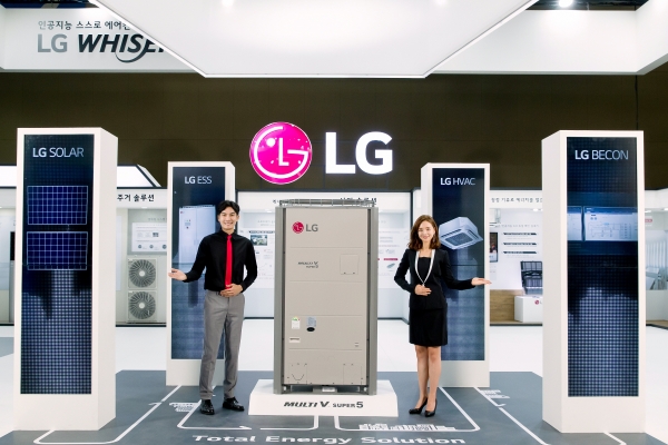 LG전자 모델들이 멀티브이(Multi V), 에너지저장시스템(ESS; Energy Storage System) 등 LG전자만의 차별화된 총합 공조 제품을 소개하고 있다.  ⓒLG전자