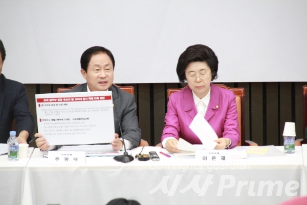 주광덕 자유한국당 의원이 8월 3일 오후 국회 본관 246호에서 기자간담회에서 피켓을 들고 있다. ⓒ국회기자단 김정현 기자