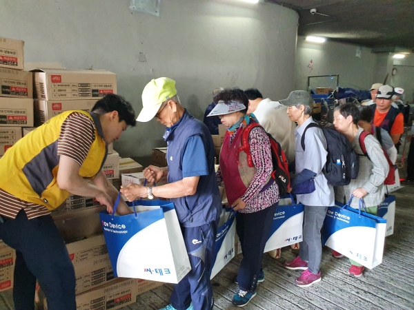 한국새생명복지재단이 지난 13일 노숙인에게 생필품을 전달하고 있다.  ⓒ한국새새명복지재단