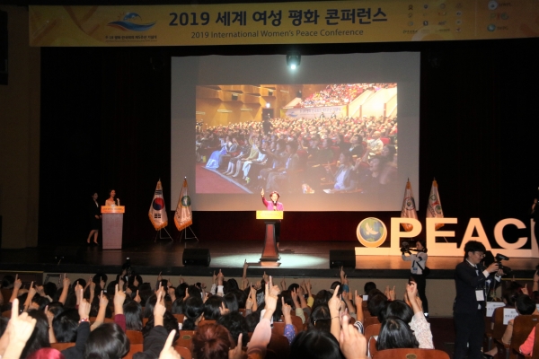 19일 오후 서울 더케이호텔 아트홀에서 ‘2019 세계 여성 평화 콘퍼런스’가 열린 가운데 홍봉자 민주평화통일 자문위원이 축사를 하고 있다.