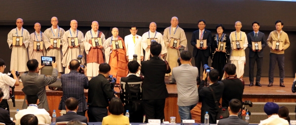2019 지구촌 전쟁종식 평화 국제법 제정 콘퍼런스에서 이만희 ㈔하늘문화세계평화광복(HWPL) 대표와 평화 공로패 수상자들이 기념사진을 찍고 있다.