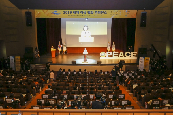 19일 오후 서울시 서초구 양재동 더케이호텔에서 2019 세계 여성 평화 콘퍼런스가 _DPCW 지지 및 촉구와 한반도 평화통일을 위한 37억 여성 네트워크 확장_이라는 주제로 진행되고 있다.