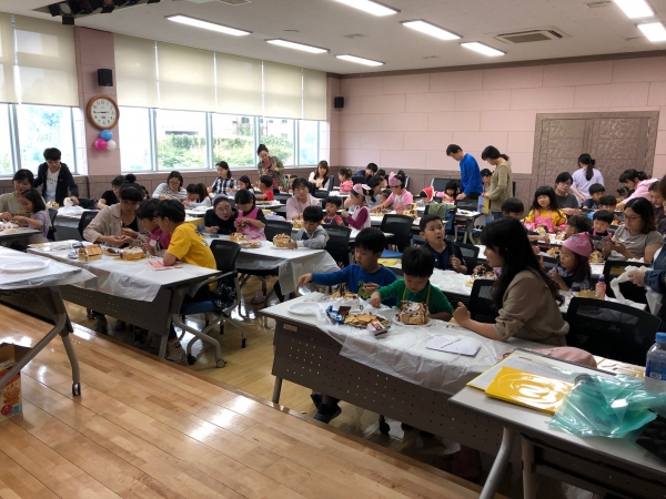 동두천시립도서관에서 지난 21일 독서의 달 행사로 열린 '오감만족 미니 콘서트'가 열렸다.