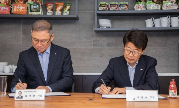 풀무원식품 박남주 대표(오른쪽)와 LG전자 H&A사업본부장 송대현 사장(왼쪽)이 ‘간편식 자동조리 클라우드 서비스를 위한 업무 협약(MOU)’ 협약서에 서명하고 있다. ⓒ풀무원