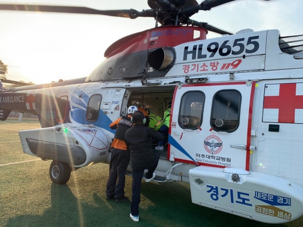 경기도가 ‘전국 최초’로 도입한 응급의료전용 24시간 ‘닥터헬기’의 이·착륙 모습. ⓒ경기도청