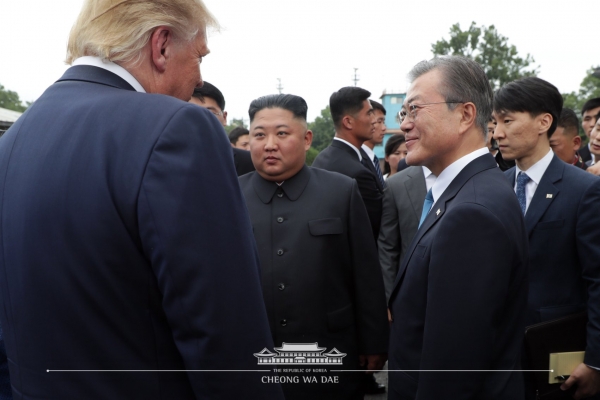 판문점에서 만난 트럼프 대통령, 김정은 북한 국무위원장, 문재인 대통령.  ⓒ청와대