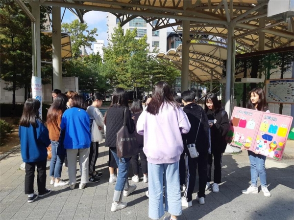 고양시청소년상담복지센터 1388청소년 기자단은 지난 26일 화정역 광장에서 청소년 스트레스 의식 조사 캠페인과 거리 상담을 진행했다.