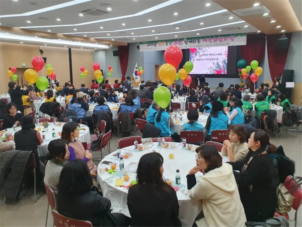 과천시는 지난 6일 과천시청 대강당에서 지역 내에서 활동하는 여성단체, 동아리, 시민단체 회원 200여 명이 참석한 가운데, ‘2019년 행복도시 과천, 함께하는 여성화합의 밤’을 개최했다. ⓒ과천시청