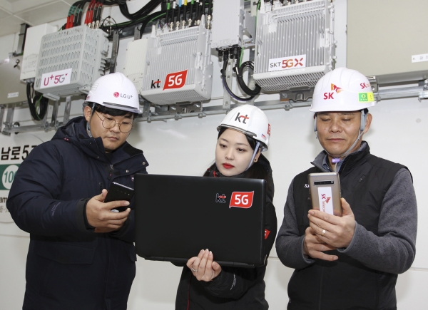 통신 3사 네트워크 담당자들이 광주광역시 금남로 5가역에서 5G 네트워크 품질을 점검하고 있다.  ⓒKT