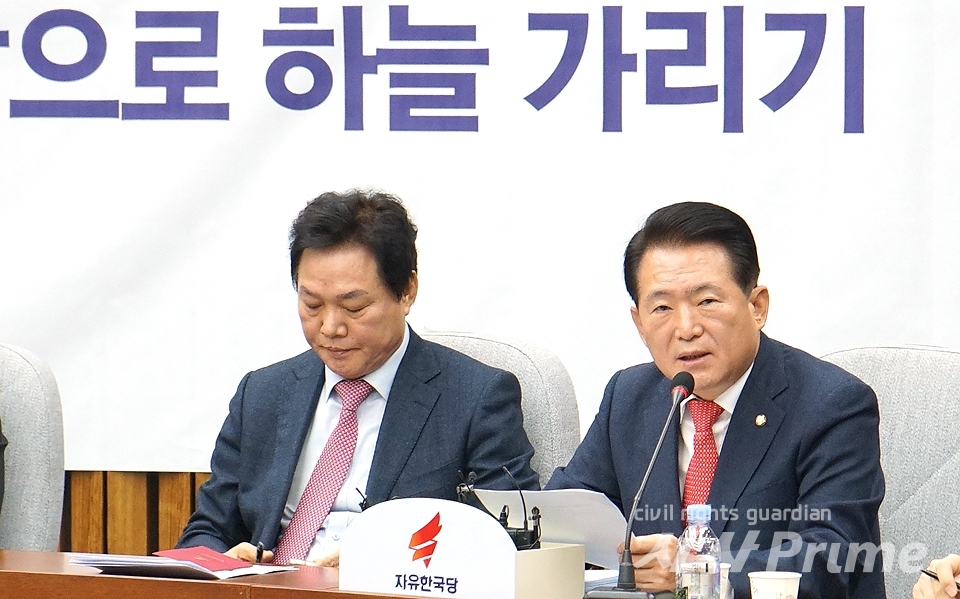 [시사프라임 / 임문식 기자] 자유한국당 김한표 원내수석부대표가 11일 오전 국회에서 열린 원내대책회의에서 발언하고 있다. 