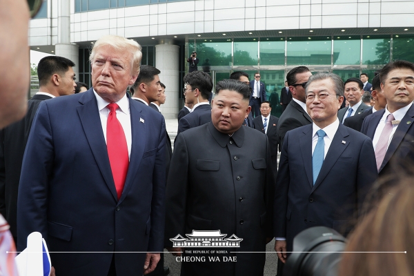 문재인 대통령과 김정은 북한 국무위원장, 도널드 트럼프 미국 대통령이 지난달 30일 판문점에서 회동을 갖고 있다.&nbsp; ⓒ청와대
