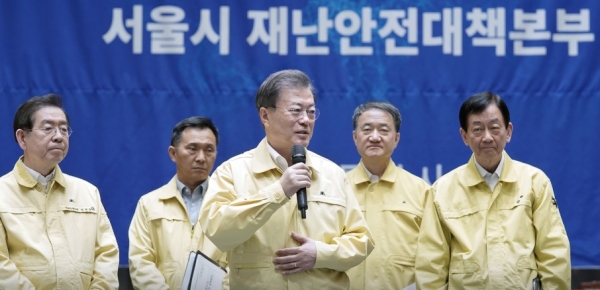 16일 서울시청에서 '코로나19 수도권 방역 대책회의'를 주재한 문재인 대통령.  ⓒ청와대